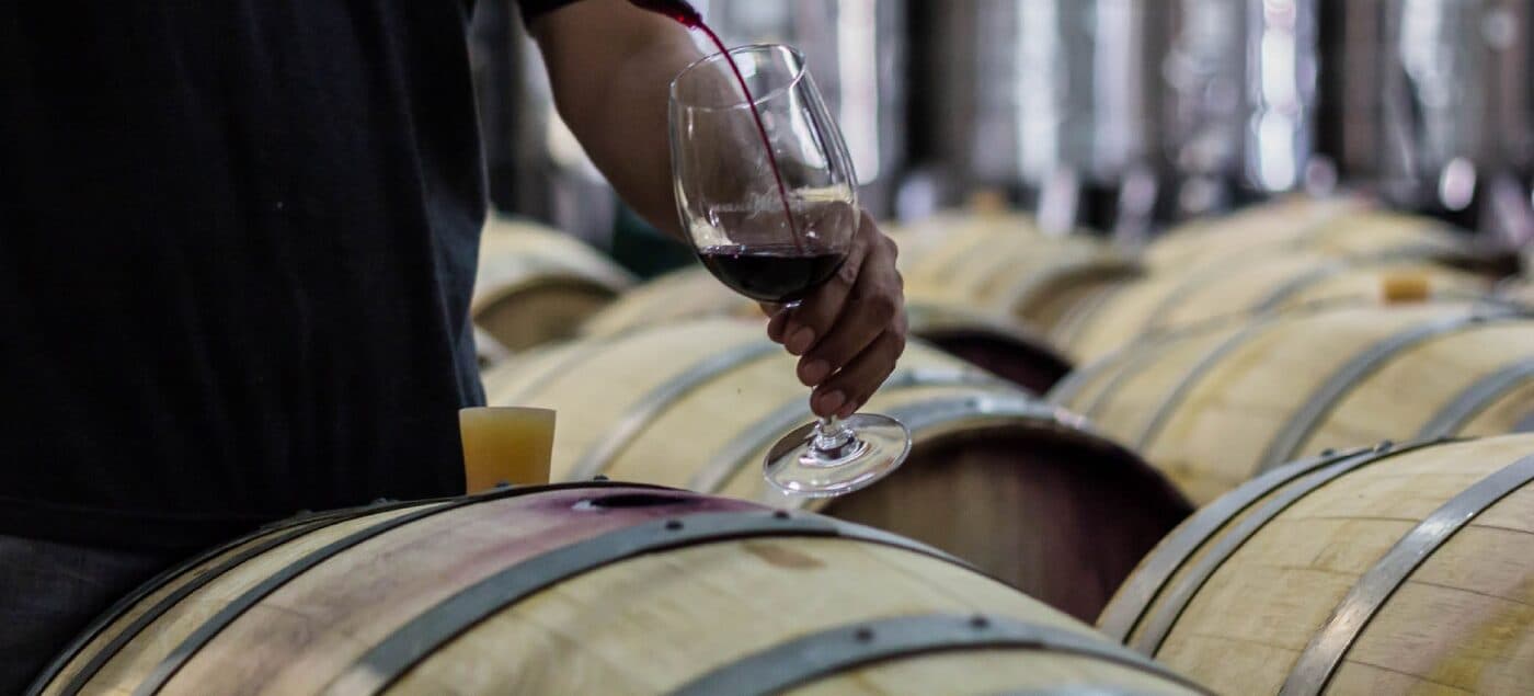 Extracción y degustación desde barrica en la bodega