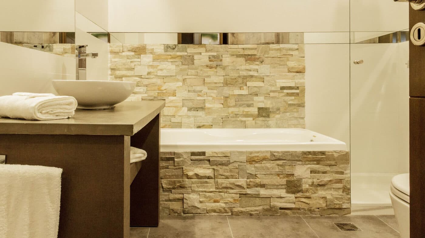 Baño de habitación con revestimiento en piedra