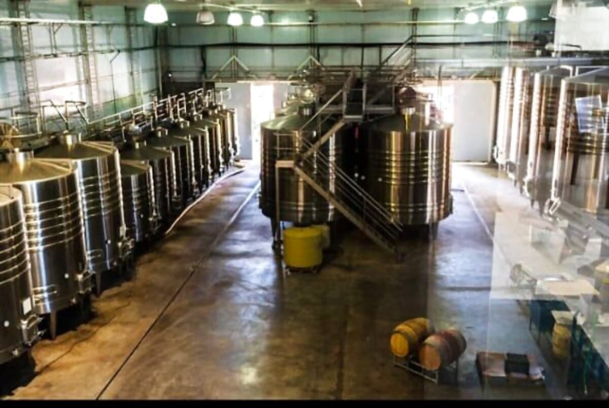 Sala de tanques de acero inoxidable de la bodega